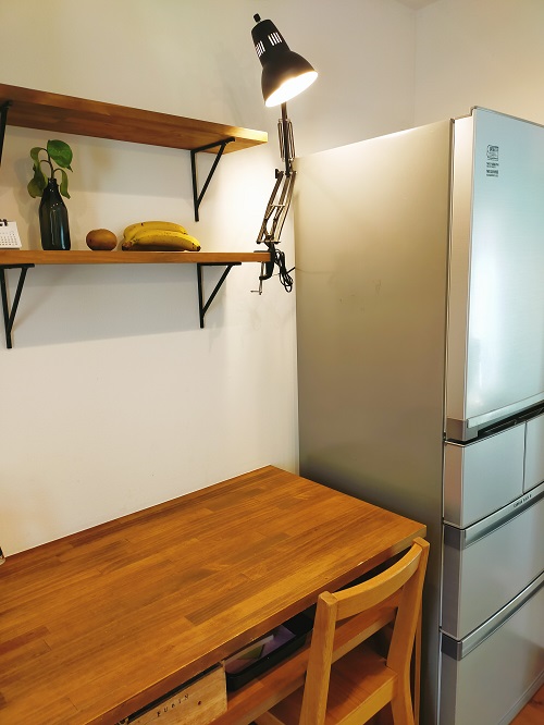 キッチンの中の作業スペース、冷蔵庫、黒のスタンドライト