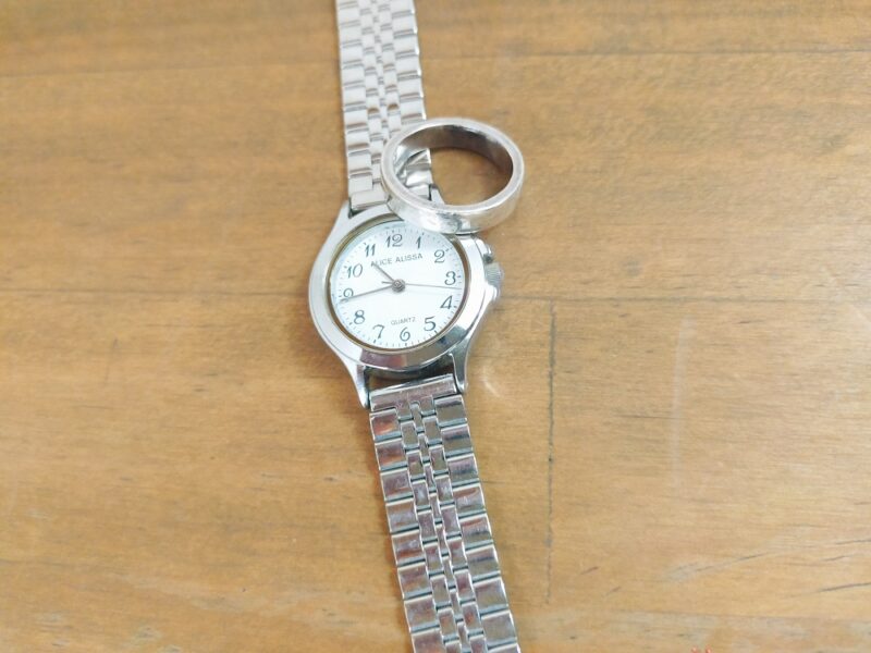 古いシルバーの女性用腕時計とシルバーリングの写真