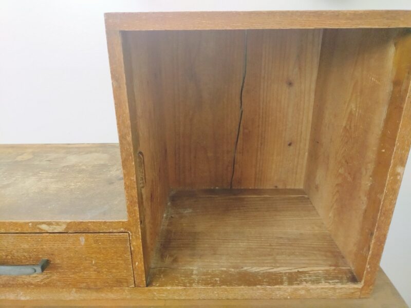 木製の箱の形の収納