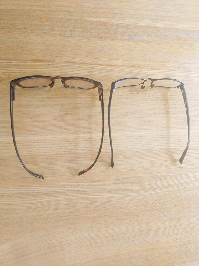 黒ぶちメガネと、つるの長いべっこうタイプの老眼鏡