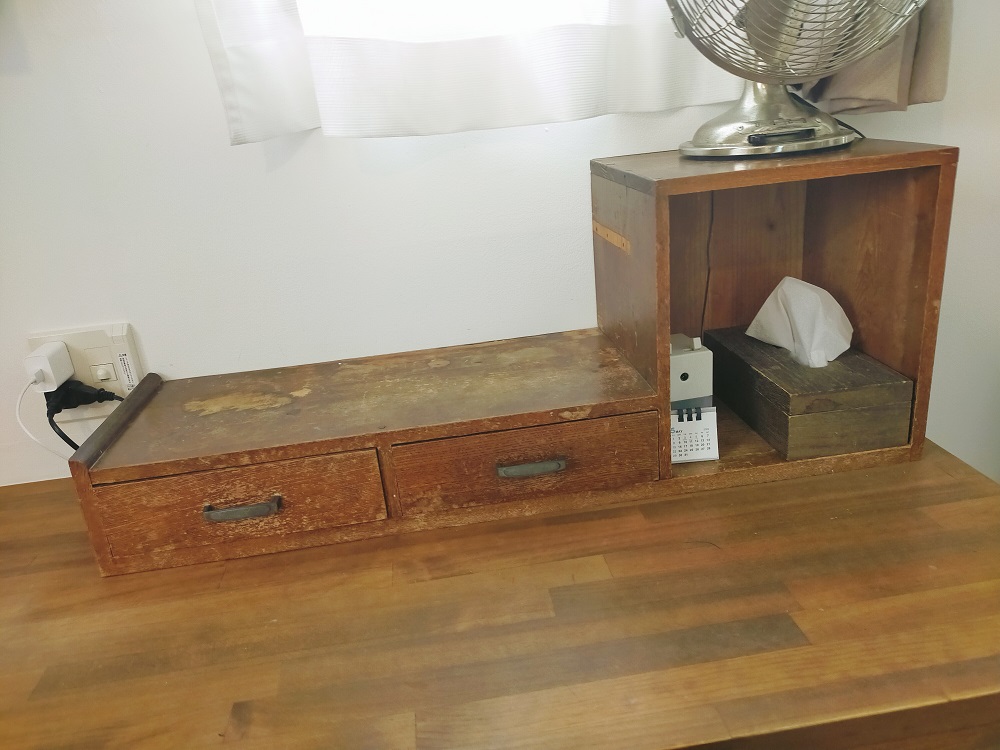 古家具の引き出しとレトロな扇風機
