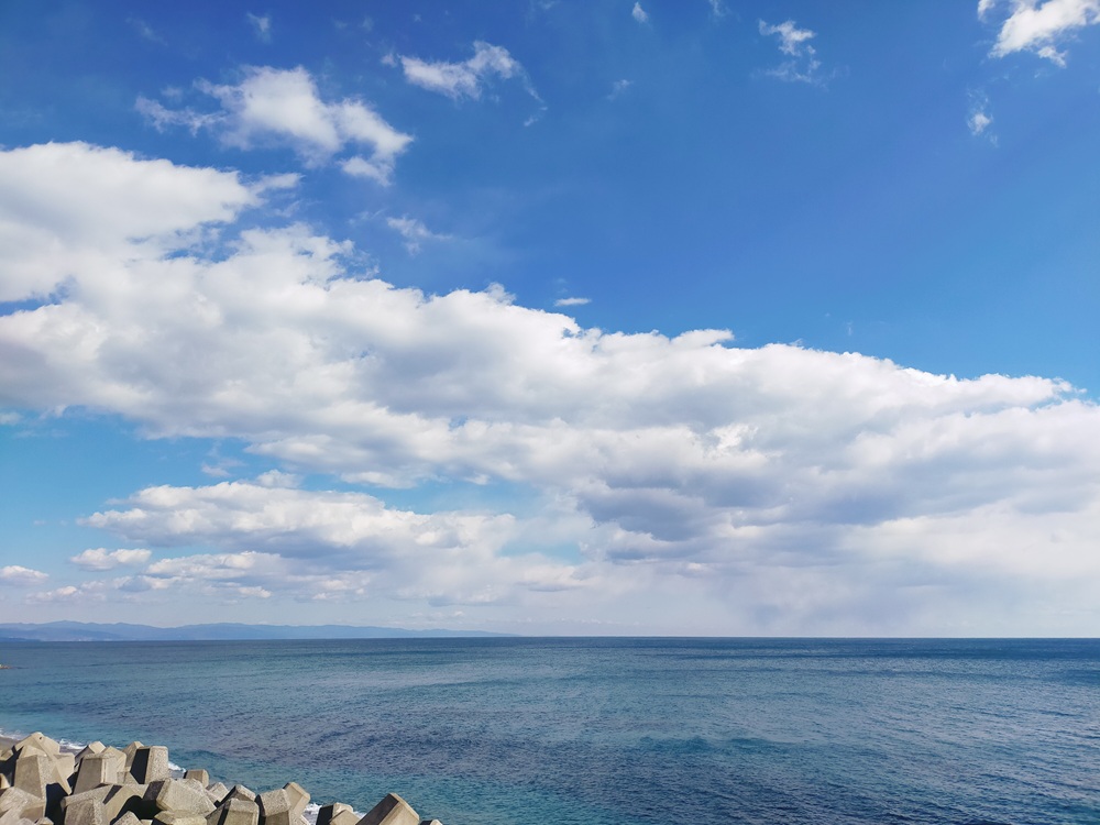 海、青い空、雲、テトラポットの風景