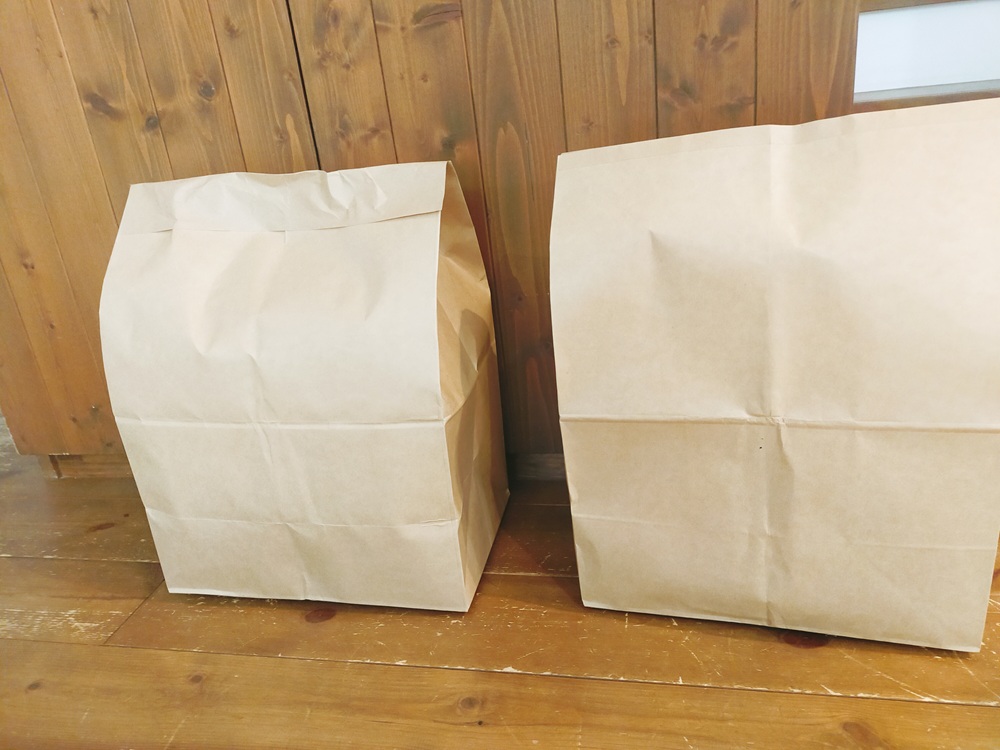 二つの大きい紙袋にランドセルが入っている写真