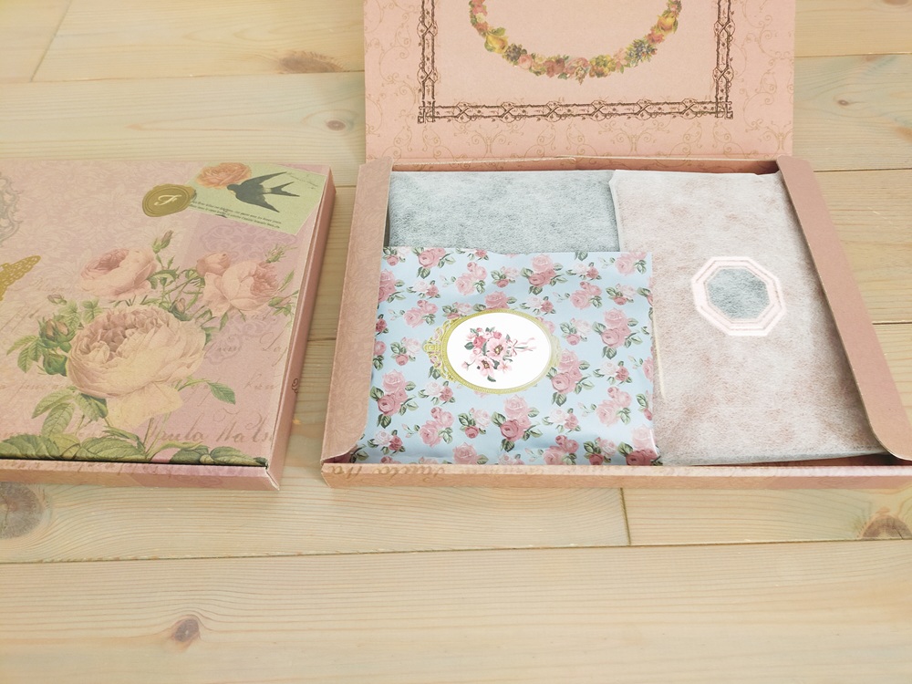 ピンクの花柄ボックスの中に包装された商品が入っている二つ」
