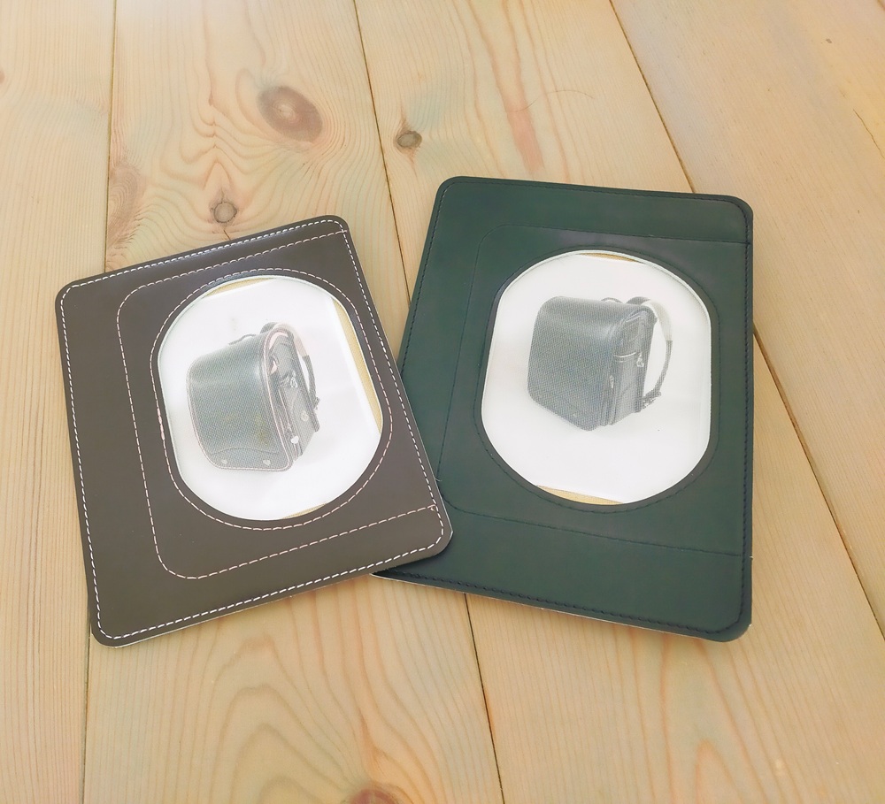 ランドセルの写真が入ったランドセルリメイクのフォトスタンド二つ。男の子用と女の子用。