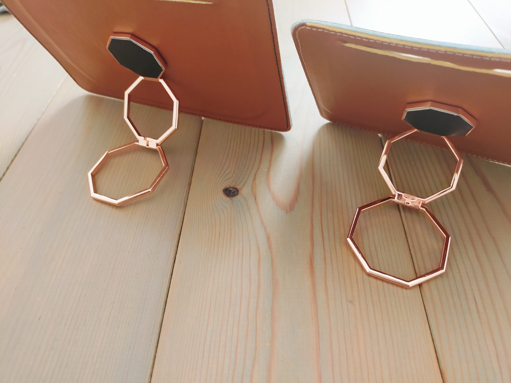 フォトスタンドの裏側、スマホスタンドを使って立てかけている