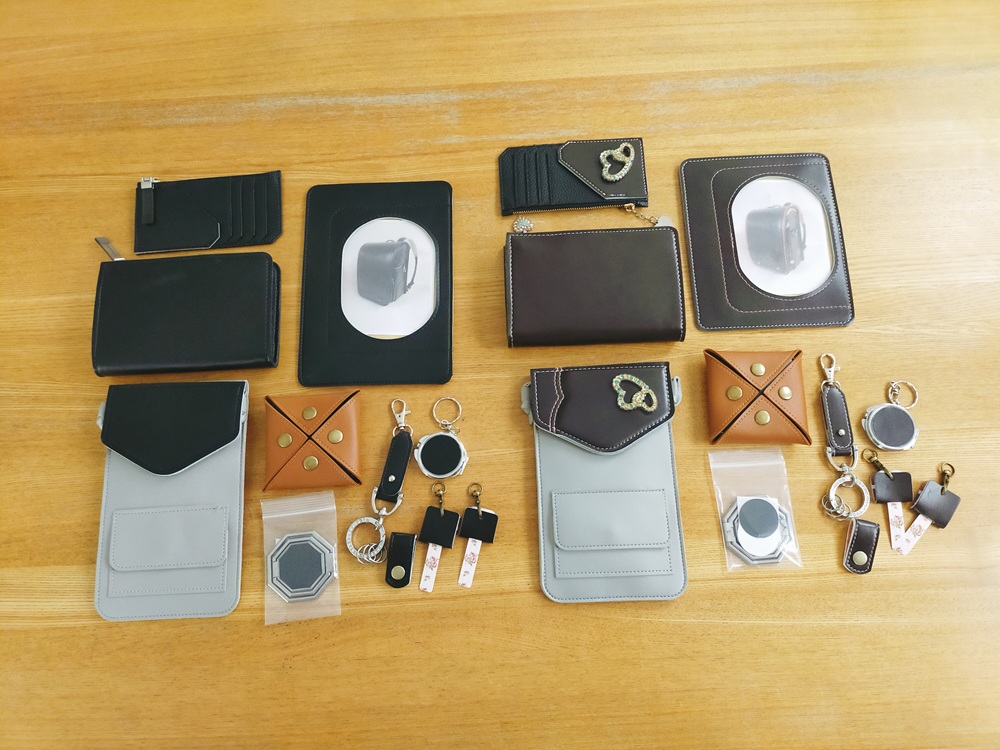 ランドセルリメイクの完成品、女子用と男子用。スマホポーチ、ミニ財布、スマートウォレット、キーホルダー、小銭入れ、ミラーキーホルダーなど