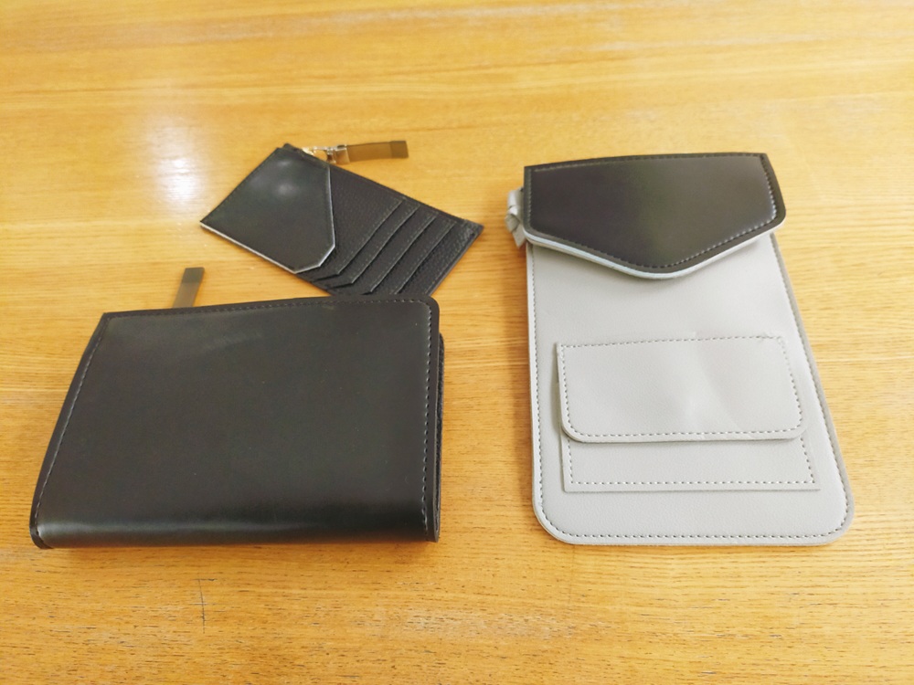 黒色の折財布、黒色のスマートウォレット、黒とグレーのスマホポーチ